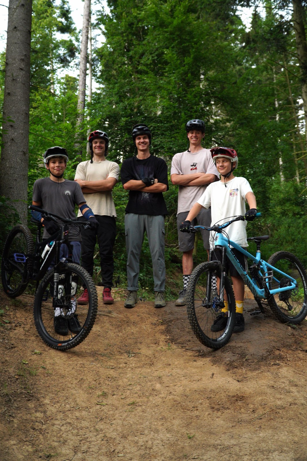Trenéři Bike Unit s dětmi na trailu